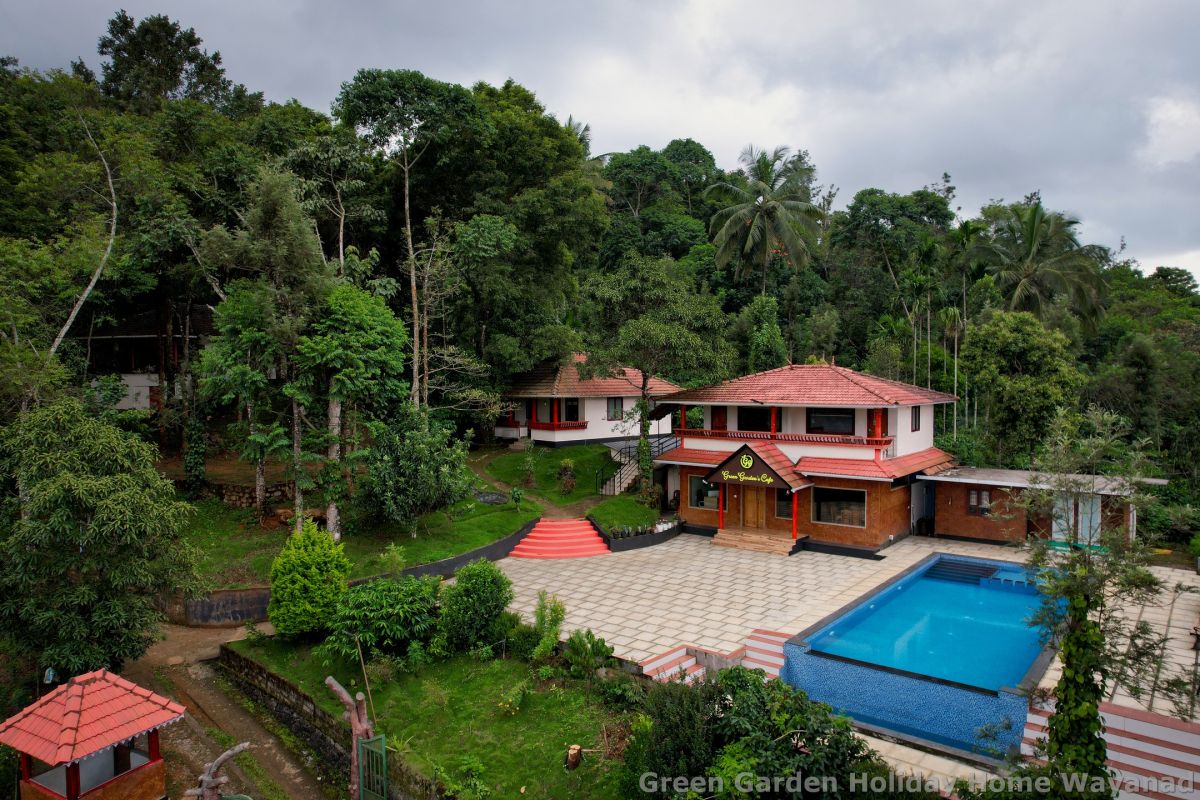 Green Garden Holiday Home